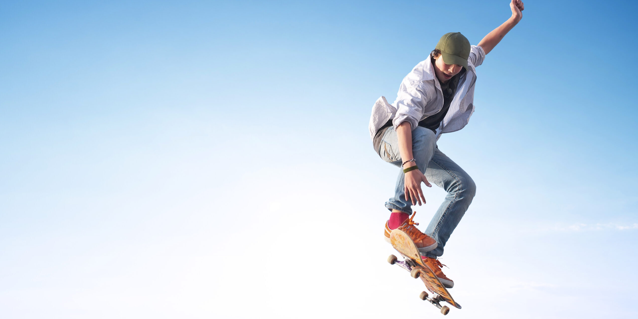 Skater on the sky background. Sport and active life concept Bring neuen Drive ins Unternehmen!